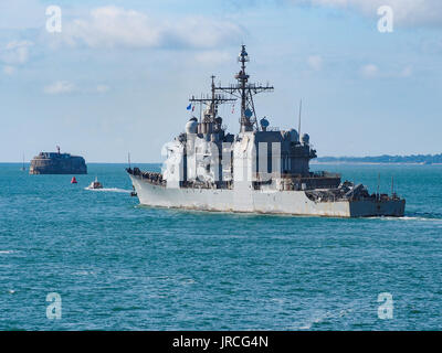 La USS Philippine sea vele nel Solent da Portsmouth Porto, Inghilterra. Foto Stock