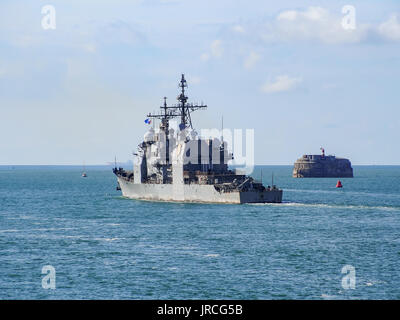 La USS Philippine sea vele nel Solent da Portsmouth Porto, Inghilterra. Foto Stock