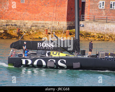 Alex thompsons' Hugo Boss Yacht inserendo il porto di Portsmouth Foto Stock