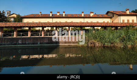 Milano (Lombardia, Italia): il Canale della Martesana con edifici storici riflessi nell'acqua Foto Stock