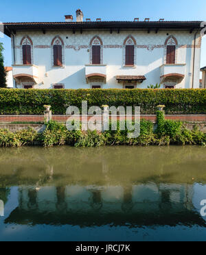 Milano (Lombardia, Italia): il Canale della Martesana con la storica casa riflessi nell'acqua Foto Stock