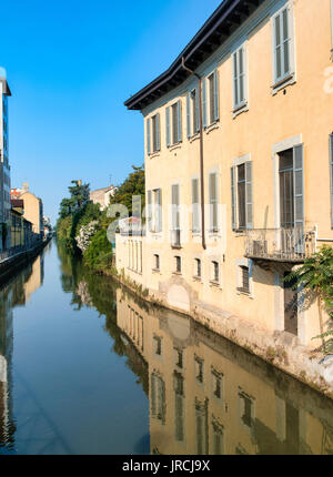 Milano (Lombardia, Italia): il Canale della Martesana con edifici storici riflessi nell'acqua Foto Stock