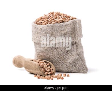 Il grano saraceno nella sacca isolata su sfondo bianco Foto Stock