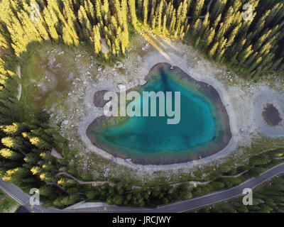 Il Lago di Carezza e il gruppo del Latemar montagne, Provincia Autonoma di Bolzano, Trentino-Alto Adige, Dolomiti italiane, Italia, Europa Foto Stock