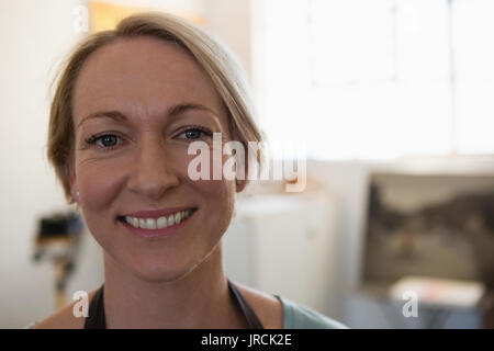 Close up ritratto di donna matura in art studio Foto Stock
