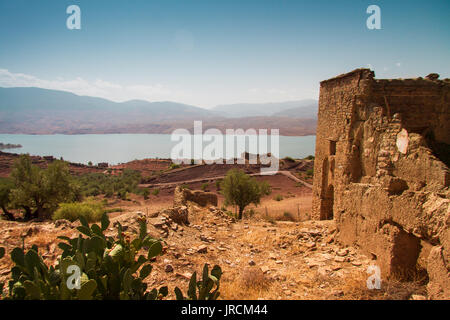 La rovina di una kasbah con vista del lago contro il cielo in una giornata di sole - bine el ouidane - MAROCCO Foto Stock