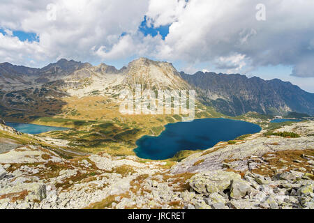 Vista aerea del grande stagno 'Wielki Staw' in Cinque Stagni polacco Valley 'Dolina Pieciu Stawow Polskich', Tatry montagne, Polonia Foto Stock