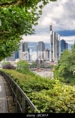 Guardando verso il CBD di Frankfurt am Main dal sentiero lungo il fiume Foto Stock