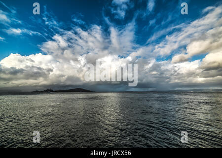 Cielo nuvoloso oltre Alcatraz, California Foto Stock