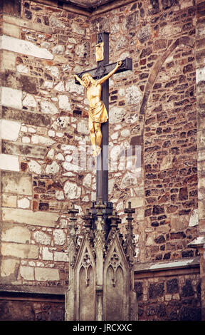 La crocifissione di Gesù Cristo presso la Cattedrale di San Pietro e Paolo a Brno, Moravia Repubblica Ceca. Elemento architettonico. Simbolo cristiano. Foto di colore rosso Foto Stock