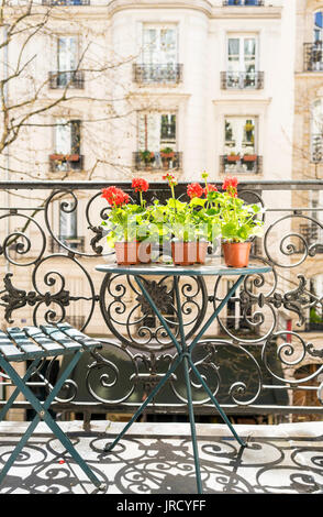 La colazione sul balcone a Parigi in primavera Foto Stock