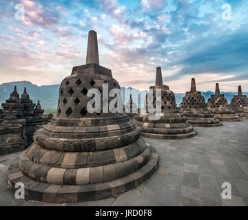 Complesso Tempio Borobudur presso sunrise, gli stupa, cielo nuvoloso, Borobudur, Yogyakarta, Java, Indonesia Foto Stock