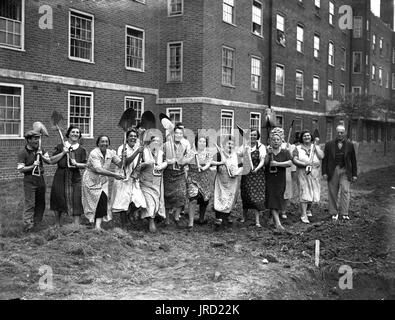 Scavare per la vittoria! Donne con picche pronte per l'azione durante la seconda guerra mondiale Londra 1940s. Scava per la vittoria londinesi seconda guerra mondiale Foto Stock