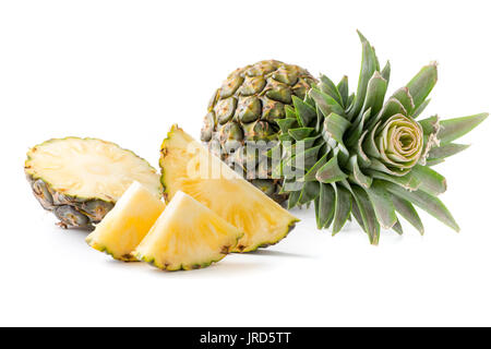 Fresco di ananas a fette isolati su sfondo bianco, popolare frutta di stagione estiva Foto Stock