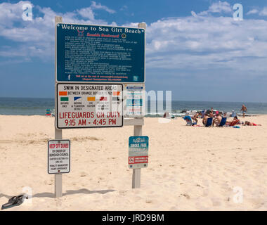 Segno di spiaggia che delinea le regole, regolamenti & ordinanze nel mare Girt, New Jersey, Stati Uniti. Foto Stock