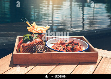 Farine alimentari vicino alla piscina n. persone Foto Stock