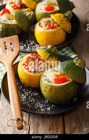 Estate cibo: giallo e verde di zucchina cotta con riempimenti di close-up su di una piastra verticale. Foto Stock