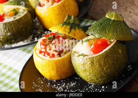 Giallo e verde di zucchina cotta in forno con un ripieno di close-up su una piastra orizzontale. Foto Stock