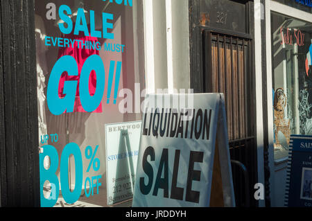 Una vendita di liquidazione è pubblicizzato in New York Domenica, 30 luglio 2017. (© Richard B. Levine) Foto Stock