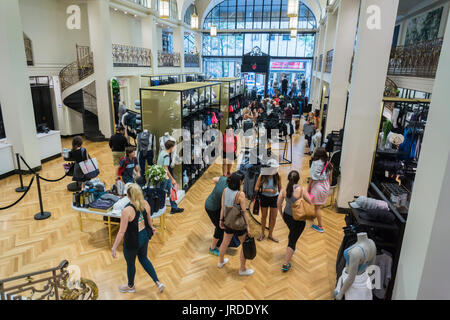 Il Lululemon Athletica Store nella Fifth Avenue a New York il giovedì, 3 agosto 2017. Il athleisure azienda di abbigliamento è segnalato per aver firmato un anno di contratto di locazione sulla ex Charles Scribner e figli bookstore spazio che è stata più di recente una Sephora. Fitti di Fifth Avenue nord del negozio sono state in media di circa 3,324 dollari per piede quadrato. Il livello di registrazione dei canoni di locazione ha causato un livello record di offerte di lavoro sulla striscia di shopping. (© Richard B. Levine) Foto Stock