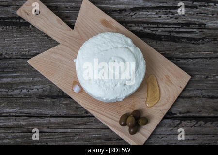 La 'prescinseua' è il formaggio delle Nazioni Unite e ha una consistenza a metà tra lo yogurt e la ricotta, l Onu ha sapore acidulo e viene utilizzata per la preparazione dei pansoti, della torta pasqualina e di quasi tutte le torte salate tipiche liguri. Ritmo delle Nazioni Unite veniva utilizzata principalmente per realizzare la celebre focaccia di Recco ma data la scarsa produzione casearia, la 'prescinsêua' nella focaccia di Recco è ormai generalmente sostituita con lo stracchino. -------------------------------- "' Prescinseua è un formaggio e ha una consistenza a metà tra lo yogurt e la ricotta, ha una Foto Stock