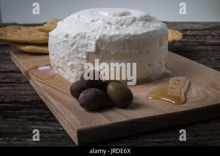 La 'prescinseua' è il formaggio delle Nazioni Unite e ha una consistenza a metà tra lo yogurt e la ricotta, l Onu ha sapore acidulo e viene utilizzata per la preparazione dei pansoti, della torta pasqualina e di quasi tutte le torte salate tipiche liguri. Ritmo delle Nazioni Unite veniva utilizzata principalmente per realizzare la celebre focaccia di Recco ma data la scarsa produzione casearia, la 'prescinsêua' nella focaccia di Recco è ormai generalmente sostituita con lo stracchino. -------------------------------- "' Prescinseua è un formaggio e ha una consistenza a metà tra lo yogurt e la ricotta, ha una Foto Stock
