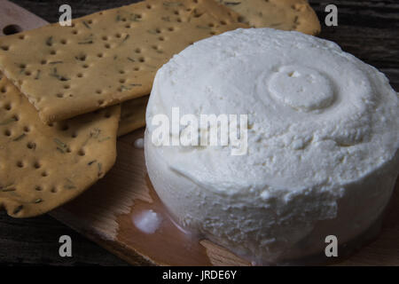 La 'prescinseua' è il formaggio delle Nazioni Unite e ha una consistenza a metà tra lo yogurt e la ricotta, l Onu ha sapore acidulo e viene utilizzata per la preparazione dei pansoti, della torta pasqualina e di quasi tutte le torte salate tipiche liguri. Ritmo delle Nazioni Unite veniva utilizzata principalmente per realizzare la celebre focaccia di Recco ma data la scarsa produzione casearia, la 'prescinsêua' nella focaccia di Recco è ormai generalmente sostituita con lo stracchino. -------------------------------- "' Prescinseua è un formaggio e ha una consistenza a metà tra lo yogurt e la ricotta, ha una Foto Stock