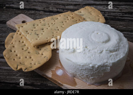 La 'prescinseua' è il formaggio delle Nazioni Unite e ha una consistenza a metà tra lo yogurt e la ricotta, l Onu ha sapore acidulo e viene utilizzata per la preparazione dei pansoti, della torta pasqualina e di quasi tutte le torte salate tipiche liguri. Ritmo delle Nazioni Unite veniva utilizzata principalmente per realizzare la celebre focaccia di Recco ma data la scarsa produzione casearia, la 'prescinsêua' nella focaccia di Recco è ormai generalmente sostituita con lo stracchino. -------------------------------- "' Prescinseua è un formaggio e ha una consistenza a metà tra lo yogurt e la ricotta, ha una Foto Stock