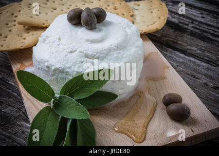 La 'prescinseua' è il formaggio delle Nazioni Unite e ha una consistenza a metà tra lo yogurt e la ricotta, l Onu ha sapore acidulo e viene utilizzata per la preparazione dei pansoti, della torta pasqualina e di quasi tutte le torte salate tipiche liguri. Ritmo delle Nazioni Unite veniva utilizzata principalmente per realizzare la celebre focaccia di Recco ma data la scarsa produzione casearia, la 'prescinsêua' nella focaccia di Recco è ormai generalmente sostituita con lo stracchino. -------------------------------- "' Prescinseua è un formaggio e ha una consistenza a metà tra lo yogurt e la ricotta, ha una Foto Stock