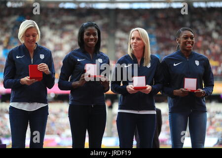 La Gran Bretagna è 4x400m relè donne squadra riceve una medaglia di bronzo durante il giorno uno del 2017 IAAF Campionati del mondo presso il London Stadium. Foto Stock