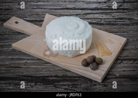La 'prescinseua' è il formaggio delle Nazioni Unite e ha una consistenza a metà tra lo yogurt e la ricotta, l Onu ha sapore acidulo e viene utilizzata per la preparazione dei pansoti, della torta pasqualina e di quasi tutte le torte salate tipiche liguri. Ritmo delle Nazioni Unite veniva utilizzata principalmente per realizzare la celebre focaccia di Recco ma data la scarsa produzione casearia, la 'prescinsêua' nella focaccia di Recco è ormai generalmente sostituita con lo stracchino. -------------------------------- "' Prescinseua è un formaggio e ha una consistenza a metà tra lo yogurt e la ricotta, ha una Foto Stock