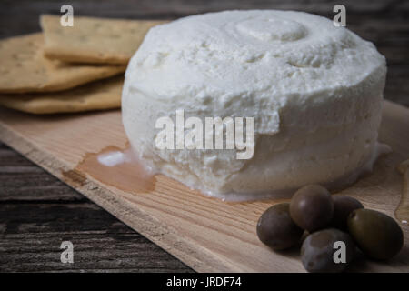 La 'prescinseua' è il formaggio delle Nazioni Unite e ha una consistenza a metà tra lo yogurt e la ricotta, l Onu ha sapore acidulo e viene utilizzata per la preparazione dei pansoti, della torta pasqualina e di quasi tutte le torte salate tipiche liguri. Ritmo delle Nazioni Unite veniva utilizzata principalmente per realizzare la celebre focaccia di Recco ma data la scarsa produzione casearia, la 'prescinsêua' nella focaccia di Recco è ormai generalmente sostituita con lo stracchino. -------------------------------- "' Prescinseua è un formaggio e ha una consistenza a metà tra lo yogurt e la ricotta, ha una Foto Stock