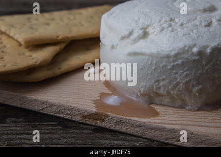 La 'prescinseua' è il formaggio delle Nazioni Unite e ha una consistenza a metà tra lo yogurt e la ricotta, l Onu ha sapore acidulo e viene utilizzata per la preparazione dei pansoti, della torta pasqualina e di quasi tutte le torte salate tipiche liguri. Ritmo delle Nazioni Unite veniva utilizzata principalmente per realizzare la celebre focaccia di Recco ma data la scarsa produzione casearia, la 'prescinsêua' nella focaccia di Recco è ormai generalmente sostituita con lo stracchino. -------------------------------- "' Prescinseua è un formaggio e ha una consistenza a metà tra lo yogurt e la ricotta, ha una Foto Stock