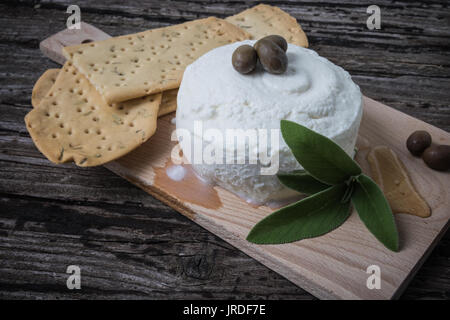 La 'prescinseua' è il formaggio delle Nazioni Unite e ha una consistenza a metà tra lo yogurt e la ricotta, l Onu ha sapore acidulo e viene utilizzata per la preparazione dei pansoti, della torta pasqualina e di quasi tutte le torte salate tipiche liguri. Ritmo delle Nazioni Unite veniva utilizzata principalmente per realizzare la celebre focaccia di Recco ma data la scarsa produzione casearia, la 'prescinsêua' nella focaccia di Recco è ormai generalmente sostituita con lo stracchino. -------------------------------- "' Prescinseua è un formaggio e ha una consistenza a metà tra lo yogurt e la ricotta, ha una Foto Stock