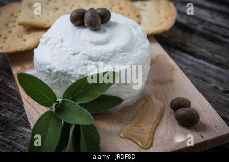 La 'prescinseua' è il formaggio delle Nazioni Unite e ha una consistenza a metà tra lo yogurt e la ricotta, l Onu ha sapore acidulo e viene utilizzata per la preparazione dei pansoti, della torta pasqualina e di quasi tutte le torte salate tipiche liguri. Ritmo delle Nazioni Unite veniva utilizzata principalmente per realizzare la celebre focaccia di Recco ma data la scarsa produzione casearia, la 'prescinsêua' nella focaccia di Recco è ormai generalmente sostituita con lo stracchino. -------------------------------- "' Prescinseua è un formaggio e ha una consistenza a metà tra lo yogurt e la ricotta, ha una Foto Stock