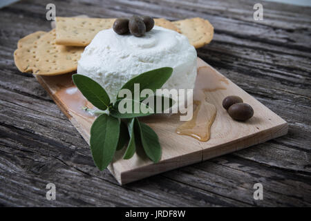 La 'prescinseua' è il formaggio delle Nazioni Unite e ha una consistenza a metà tra lo yogurt e la ricotta, l Onu ha sapore acidulo e viene utilizzata per la preparazione dei pansoti, della torta pasqualina e di quasi tutte le torte salate tipiche liguri. Ritmo delle Nazioni Unite veniva utilizzata principalmente per realizzare la celebre focaccia di Recco ma data la scarsa produzione casearia, la 'prescinsêua' nella focaccia di Recco è ormai generalmente sostituita con lo stracchino. -------------------------------- "' Prescinseua è un formaggio e ha una consistenza a metà tra lo yogurt e la ricotta, ha una Foto Stock