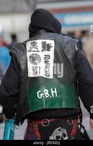 Blackpool Rebellion Festival Punk Fashion   l'abbigliamento, acconciature, modifiche al corpo giacche punk stile, denim e subcultura pelle. Questi stili portavano slogan, non loghi e sono modellati su band come la sfruttata per l'aspetto vestito del hardcore nordamericano. Il distinto abito sociale di altre sottoculture e movimenti artistici, tra cui il glam rock, i ragazzi scortesi, hanno influenzato la moda punk. La moda punk ha influenzato anche gli stili di questi gruppi, così come quelli della cultura popolare. Molti punks usano l'abbigliamento come senso di fare una dichiarazione. Foto Stock