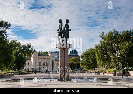 Oslo, Norvegia - 23 Settembre 2013: Statua e fontana nella piazza Radhusplassen presso il Municipio di Oslo nei pressi di Aker Brygge Foto Stock