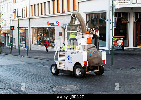 Reykjavik, Islanda - 22 Settembre 2013: Rifiuti aspirapolvere camion sulla strada di Reykjavik. Foto Stock