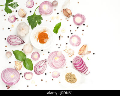 Cipolla aglio pepe spezie colorate aroma tropicale del cibo su sfondo bianco Foto Stock