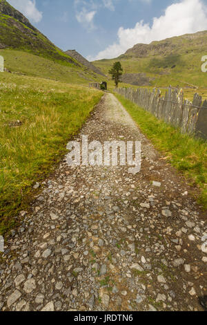 Cwmorthin glaciale valle pensile. Cwmorthin, Bleneau Ffestiniog, Gwynedd, Wales, Regno Unito. Guardando verso abbandonati Cappella Rhosydd Foto Stock