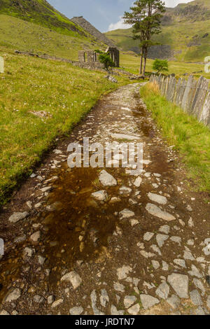 Cwmorthin glaciale valle pensile. Cwmorthin, Bleneau Ffestiniog, Gwynedd, Wales, Regno Unito. Guardando verso abbandonati Cappella Rhosydd Foto Stock