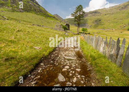 Cwmorthin glaciale valle pensile. Cwmorthin, Bleneau Ffestiniog, Gwynedd, Wales, Regno Unito. Guardando verso abbandonati Cappella Rhosydd Foto Stock