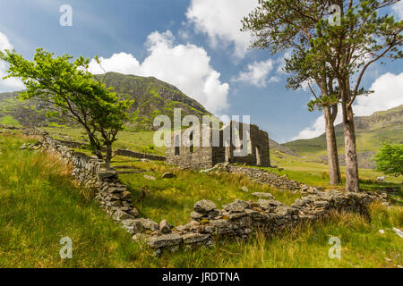 Abbandonate la cappella Rhosydd, Cwmorthin, Bleneau Ffestiniog, Gwynedd, Wales, Regno Unito. Guardando verso abbandonati Cappella Rhosydd Foto Stock