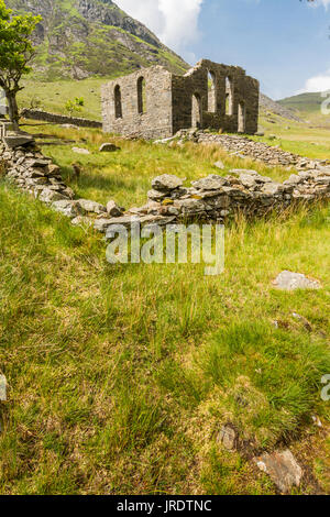 Abbandonate la cappella Rhosydd, Cwmorthin, Bleneau Ffestiniog, Gwynedd, Wales, Regno Unito. Guardando verso abbandonati Cappella Rhosydd Foto Stock