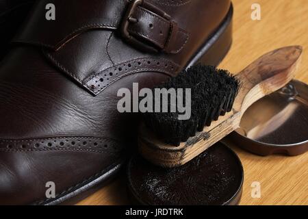 Brown uomini scarpe classic, spazzola e grasso Foto Stock