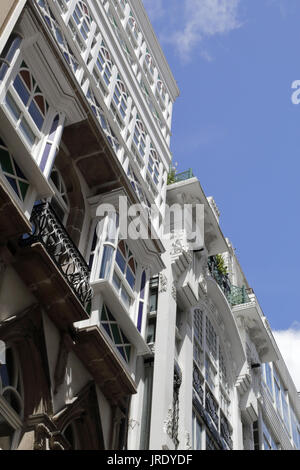 Tipico galiziano galerias, bianco racchiuso balconi in legno e vetro, nella capitale La Coruña Foto Stock