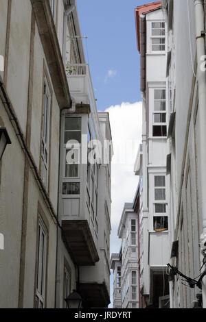 Tipico galiziano galerias, bianco racchiuso balconi in legno e vetro, nella capitale La Coruña Foto Stock