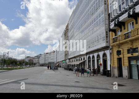 Tipico galiziano galerias, bianco racchiuso balconi in legno e vetro, nella capitale La Coruña Foto Stock