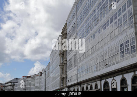 Tipico galiziano galerias, bianco racchiuso balconi in legno e vetro, nella capitale La Coruña Foto Stock